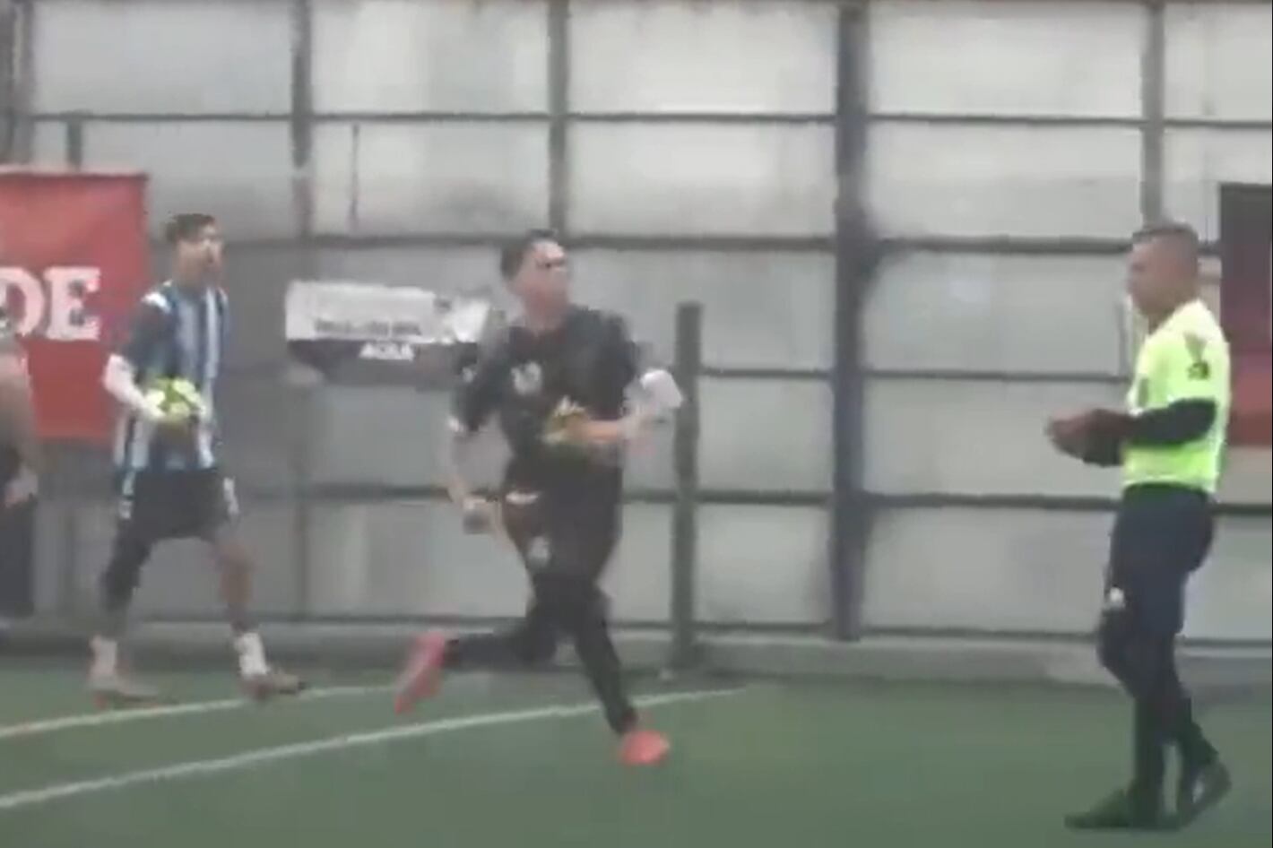 Williams Alexander Tapón fue denunciado e imputado por haber golpeado brutalmente a un árbitro el pasado fin de semana. (Foto: captura de video)