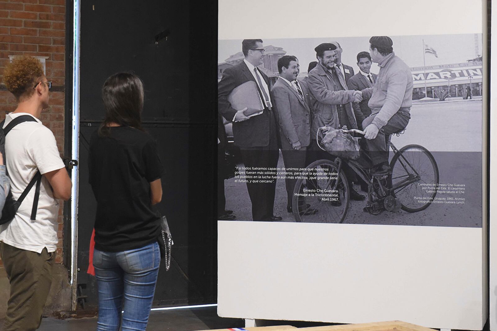 Cajones intervenidos con banderas sirven de butacas para sentarse a mirar videos documentales.