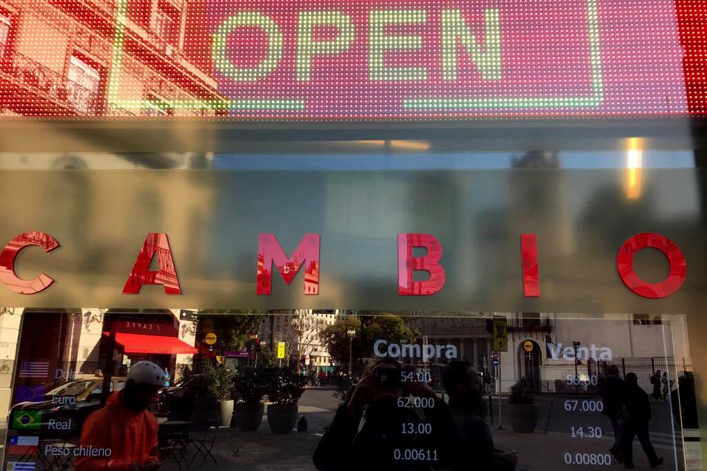 Las reservas del BCRA y los depósitos en dólares de los bancos siguen bajando sin pausa.