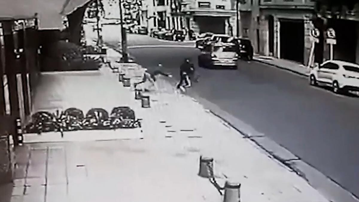 El robo fue cometido a metros de una sucursal del Santander,  situada en la esquina de las avenidas Alvear y Callao.