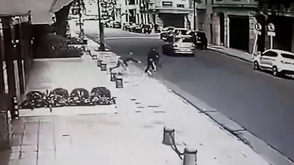 El robo fue cometido a metros de una sucursal del Santander, situada en la esquina de las avenidas Alvear y Callao.