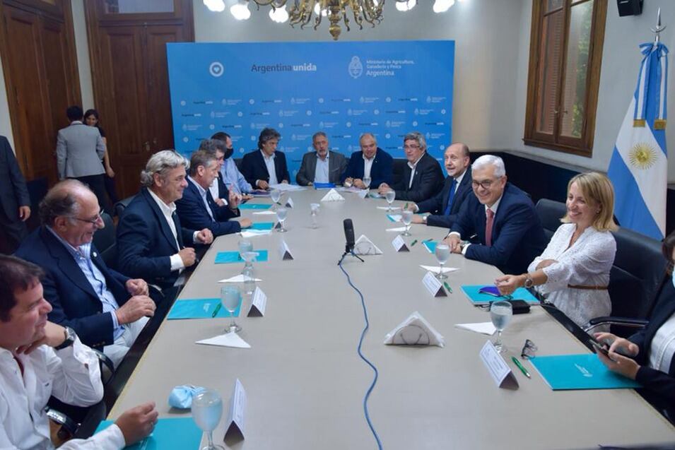 El encuentro previo a los anuncios de Julián Domínguez con las entidades rurales