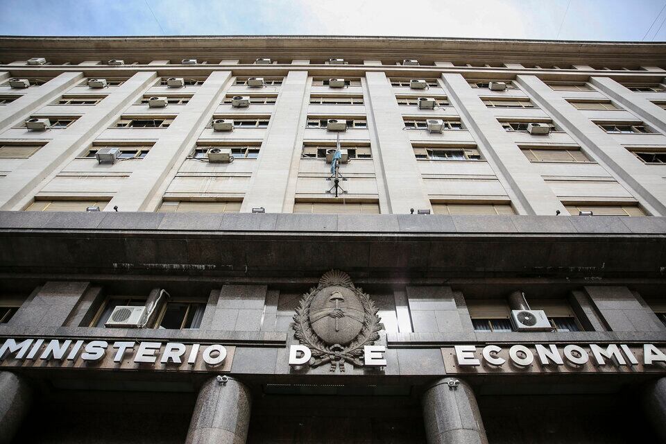 Economía garantizó que Milei recibirá fondos para sueldos, jubilaciones, programas sociales y pagos al FMI.