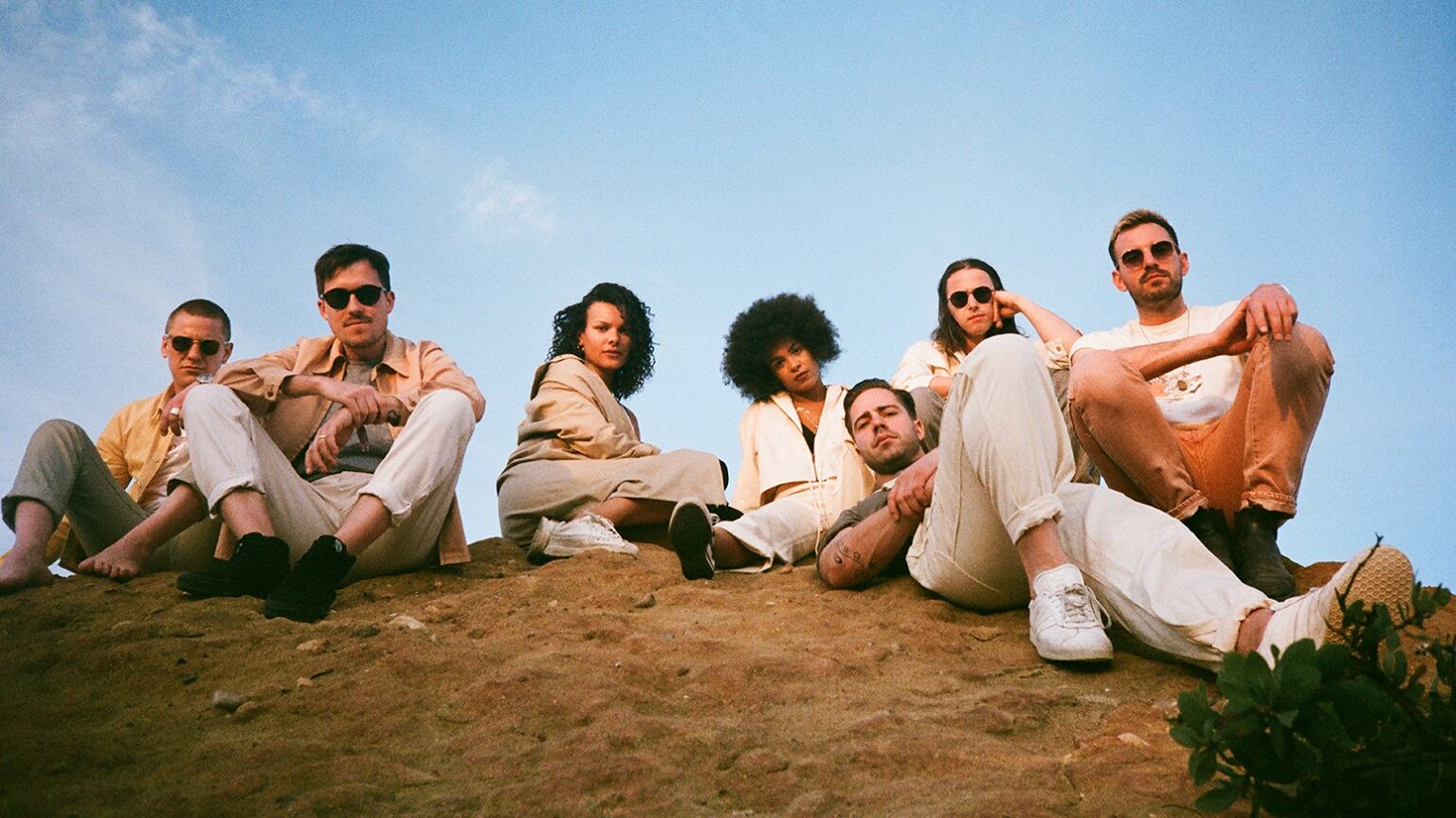 De gira con su discazo For Ever, los ingleses Jungle pondrán a bailar el Teatro Vorterix el 30 de abril.