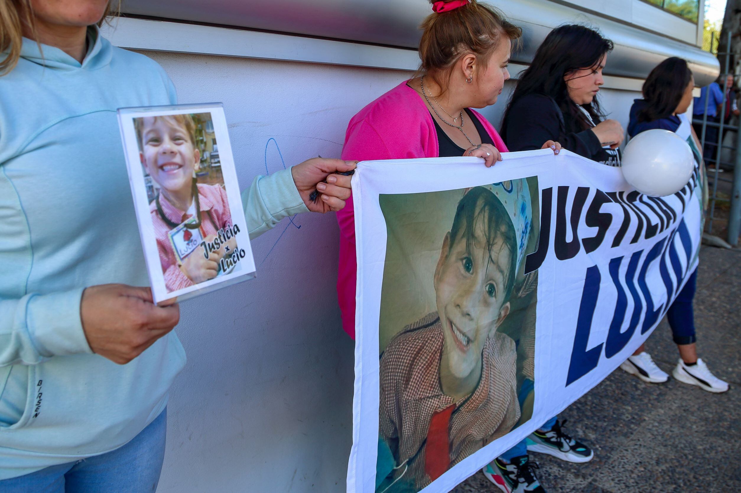 Una multitud exigió justicia por Lucio Dupuy frente al juzgado.
