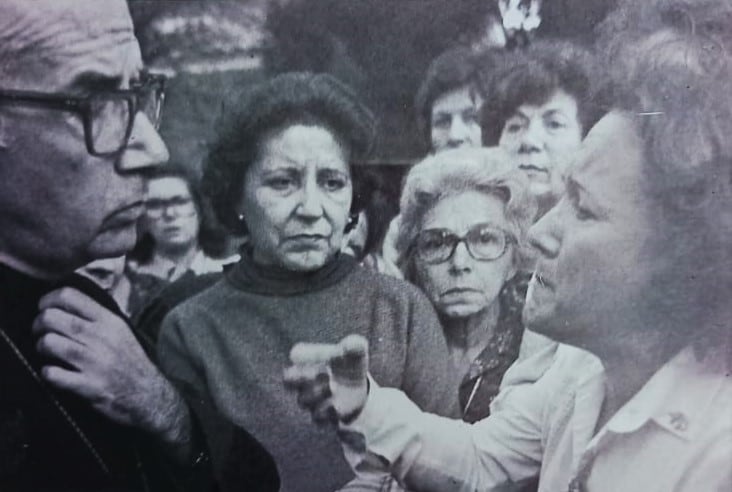 1981. El obispo Vicente Zazpe es interpelado por Nora Cortiñas para un pedido de audiencia. 