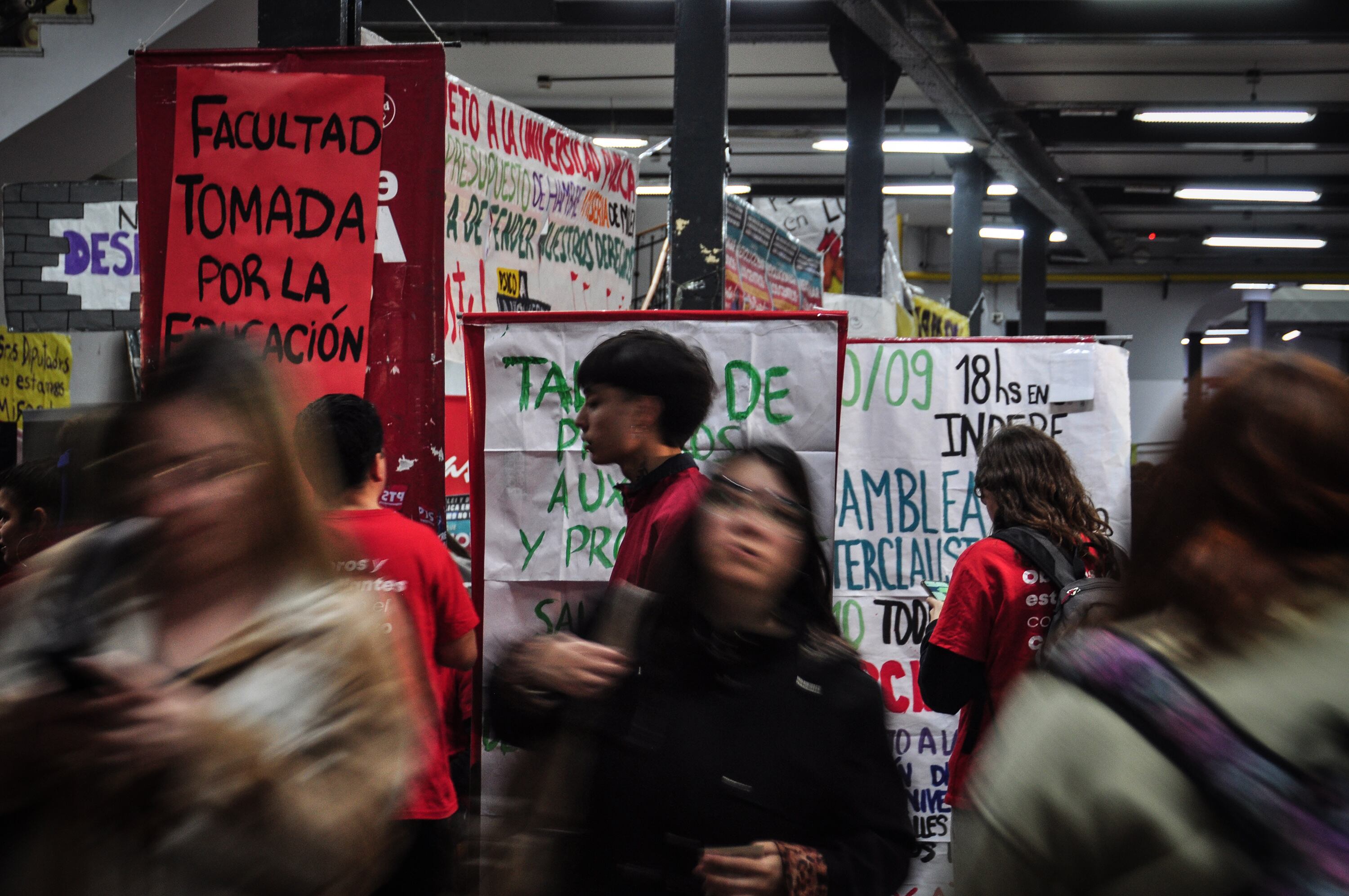 La comunidad universitaria reaccionó al veto de Milei con la toma de facultades.