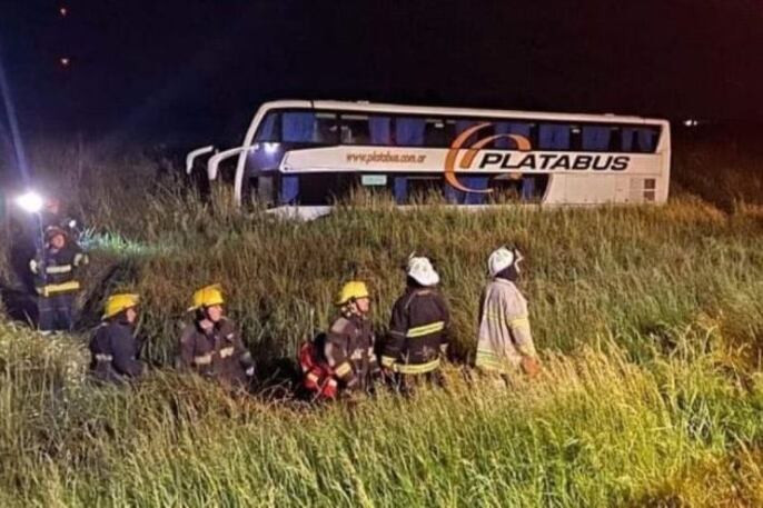 El micro despistó en el km 185 de a ruta 2, en Castelli.