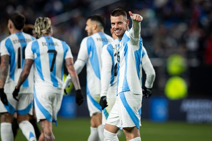 Lo Celso festeja su gol ante El Salvador. De fondo Otamendi, De Paul y Paredes.
