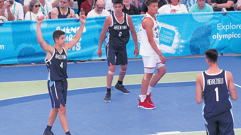 Marco Giordano (izq.), el armador argentino que ganó el oro en el básquetbol 3x3.