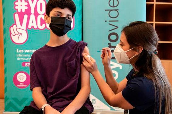 Chile empezó a aplicar la vacuna contra la covid a niños mayores de 6 años.