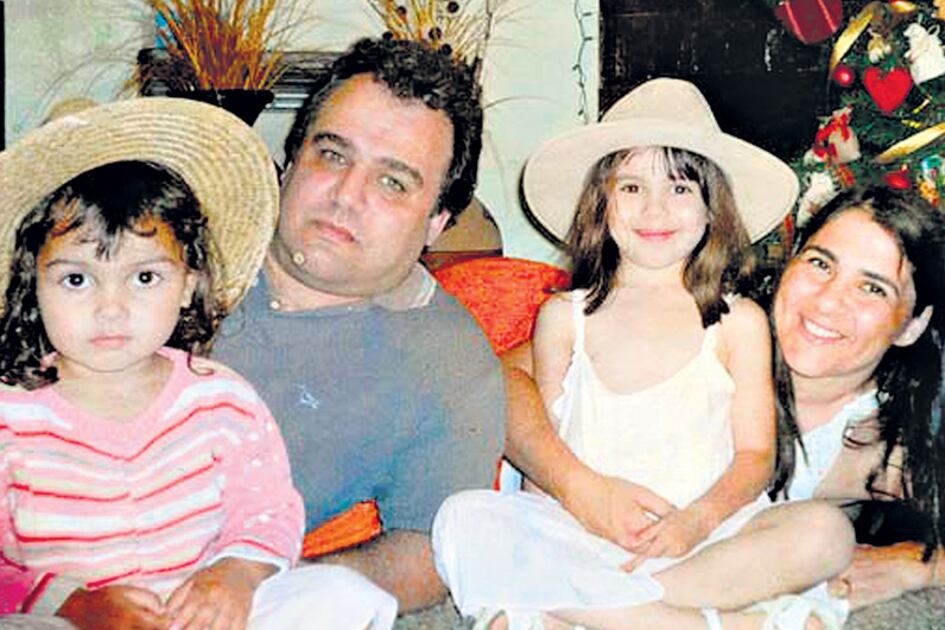 Fernando Pomar, Gabriela Viagrán y sus hijas María del Pilar, de tres años, y Candelaria, de seis.