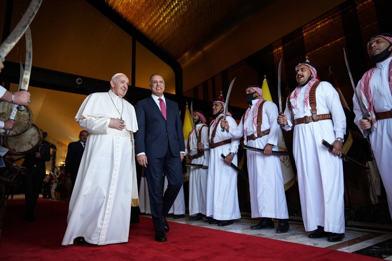 Francisco con el presidente Barham Salih, en la sede de gobierno.