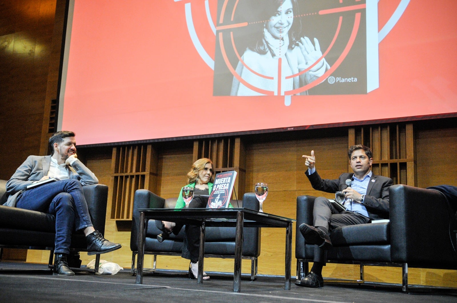 Axel Kicillof con Irina Hauser y Ariel Zak, los autores del libro, en el Centro Cultural de la Ciencia. 