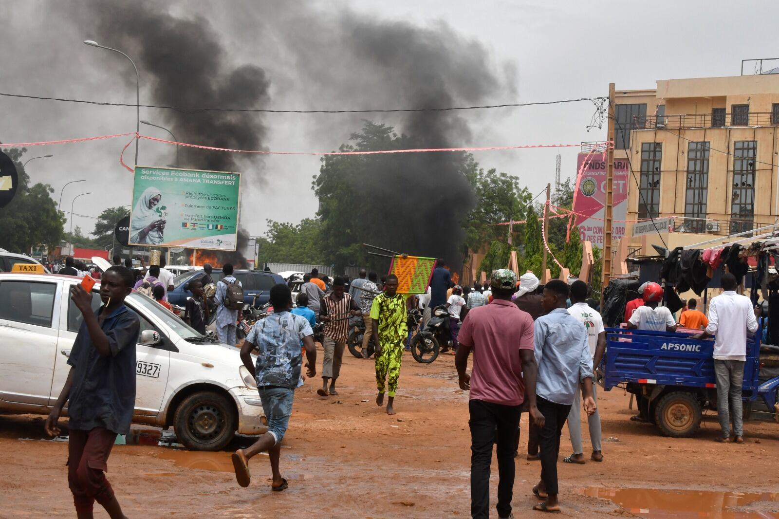 Militares asaltan la sede delpartido del presidente en Niamey.
