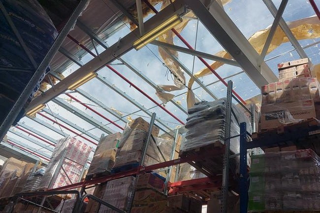 Las ráfagas de viento de más de 100 km por hora generó provocó la voladura del techo de Walmart.