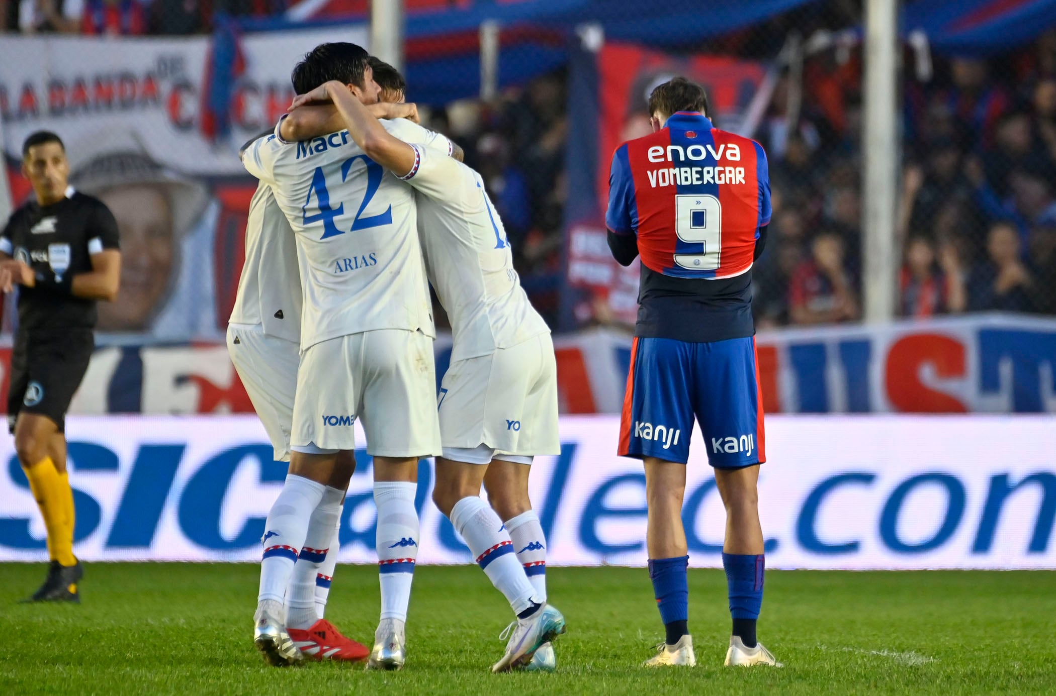 Tigre lo festeja mientras Vombergar lo sufre