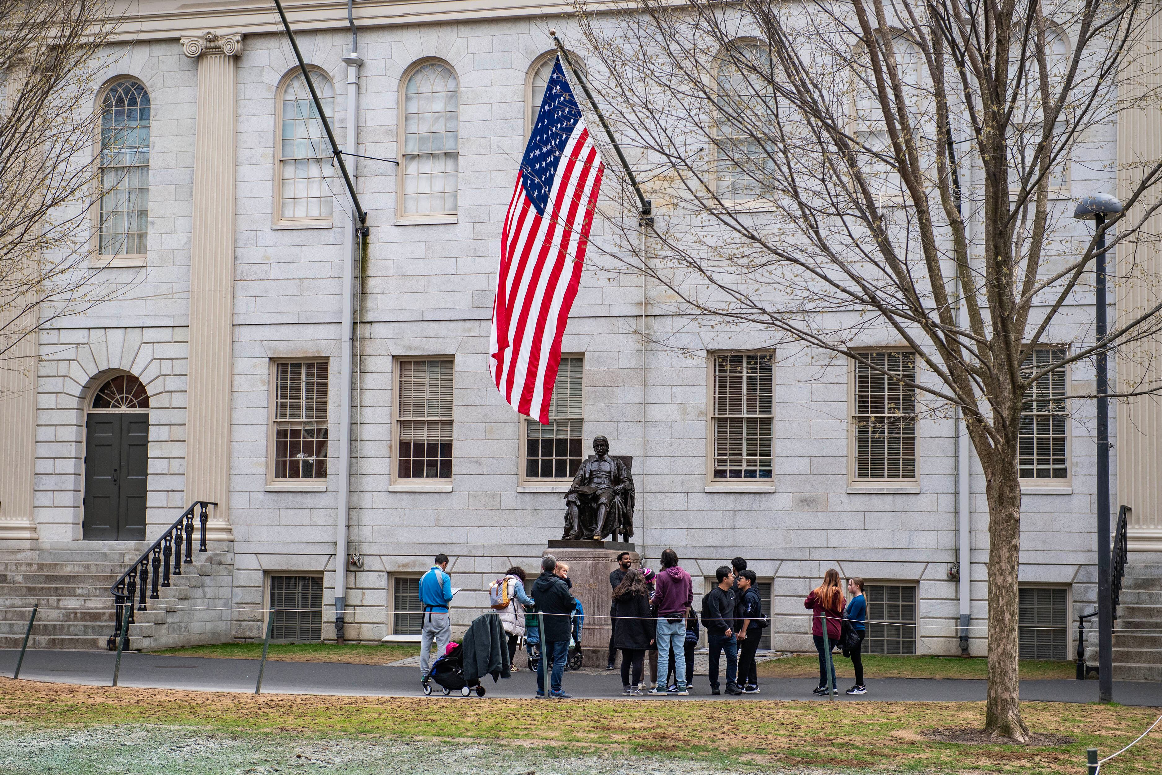 La estatua de John Harvard en el campus de la universidad.