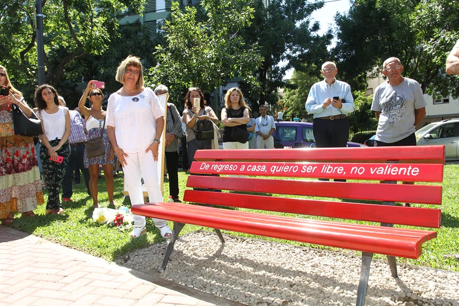 "De regreso a casa quiero ser libre, no valiente", dice uno de los bancos de la plaza.