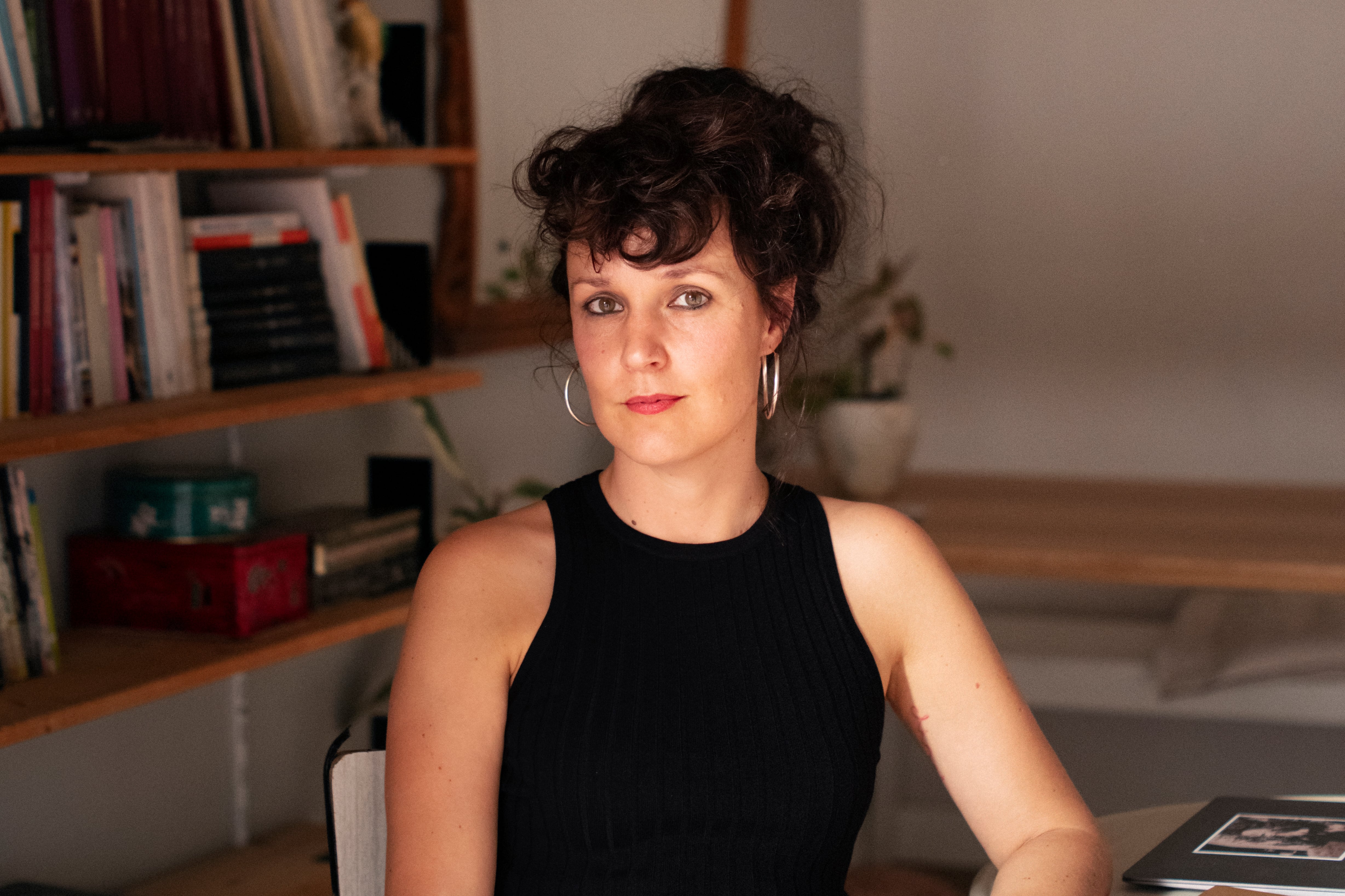 "Cuando escribo no soy buena persona", dice Sabina Urraca.