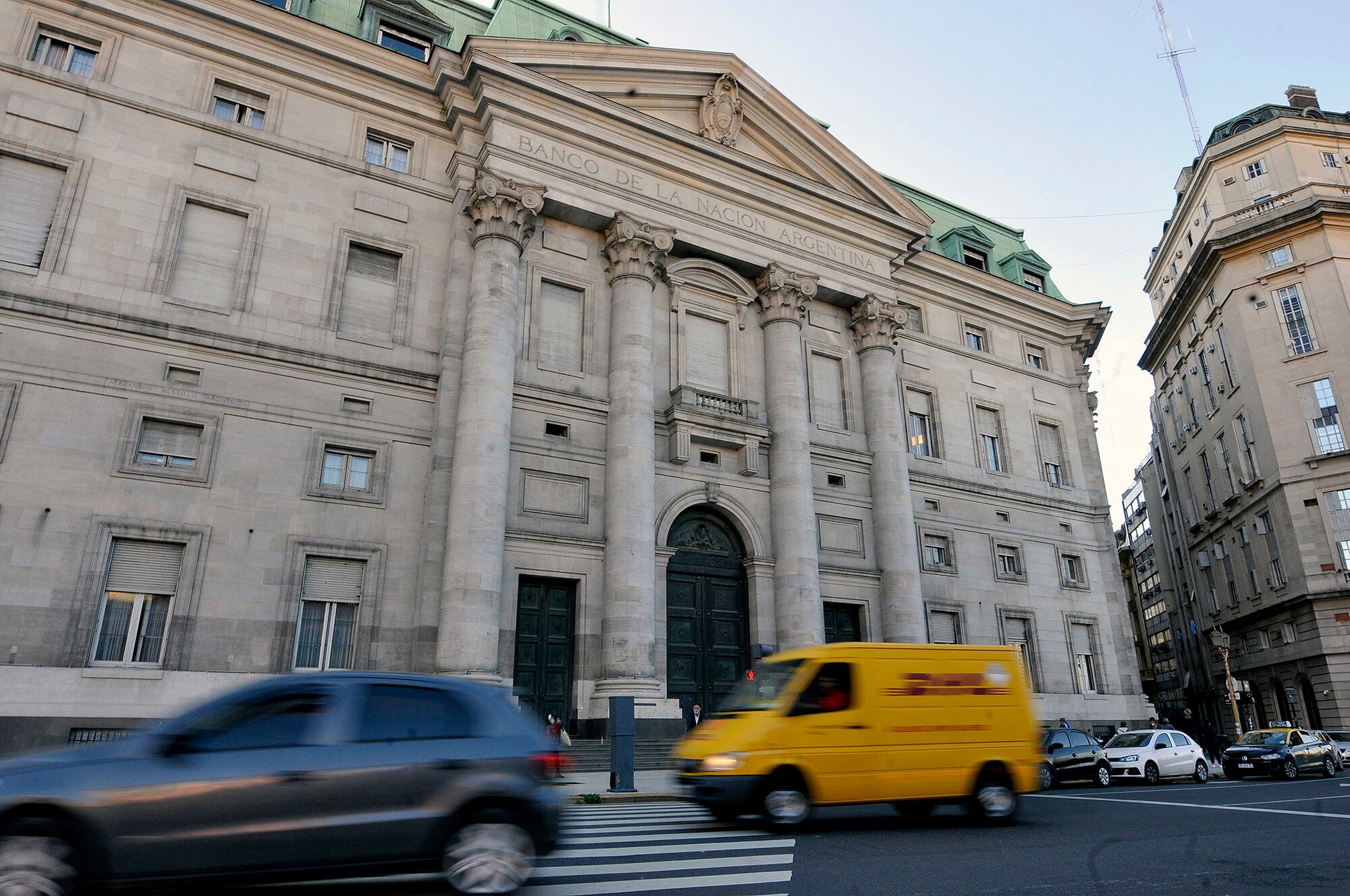 Los libertarios le apuntan al principal banco del país.