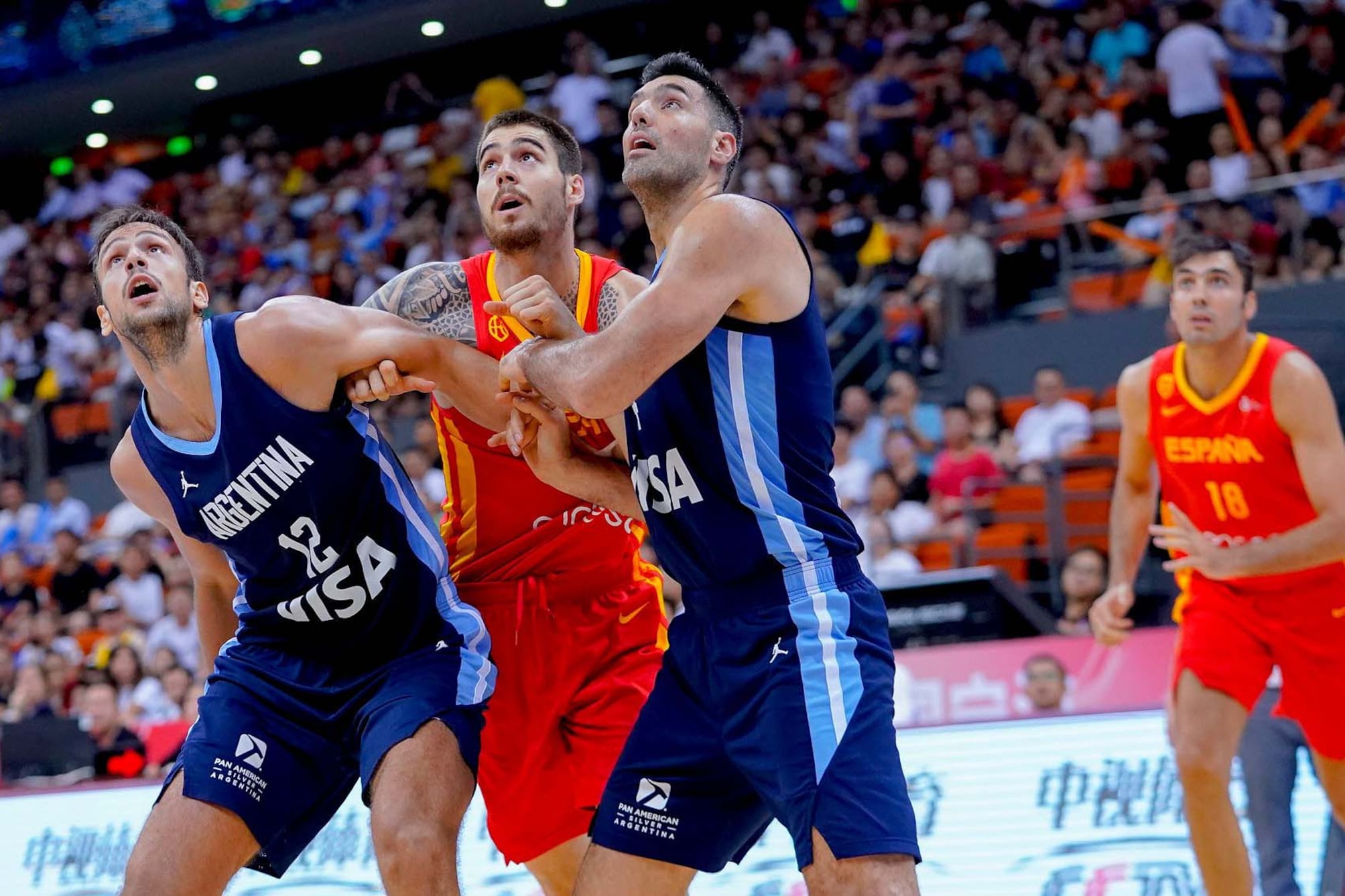 Delía y Scola, caras opuestas del juego interno argentino frente a España.