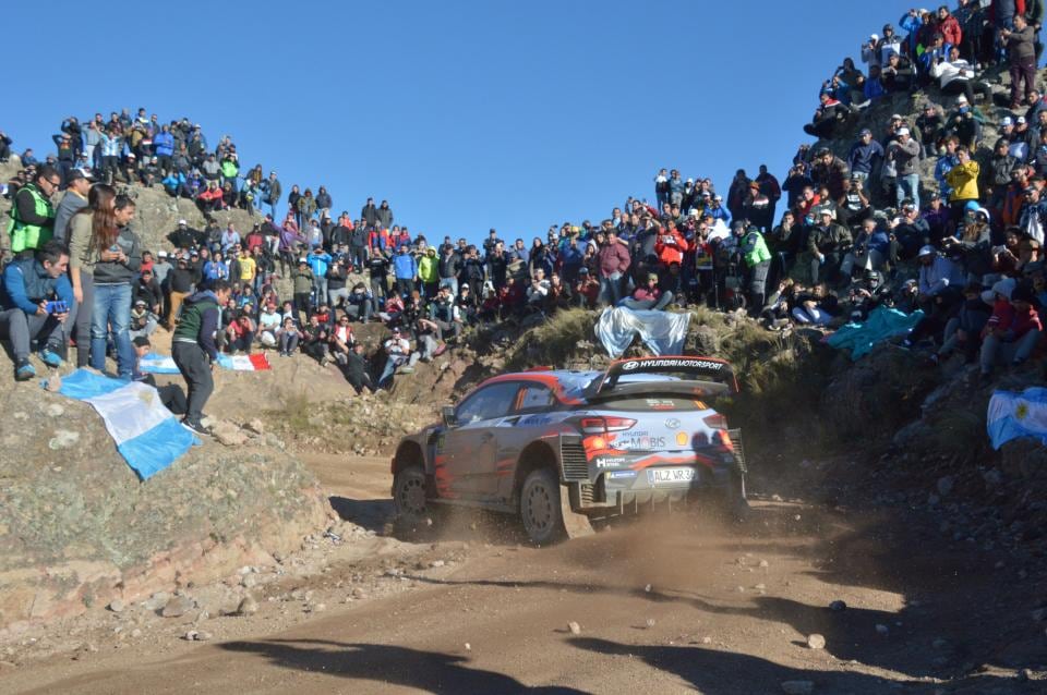 Los fanáticos y Neuville, ganador de la edición 2019 del Rally de la Argentina.