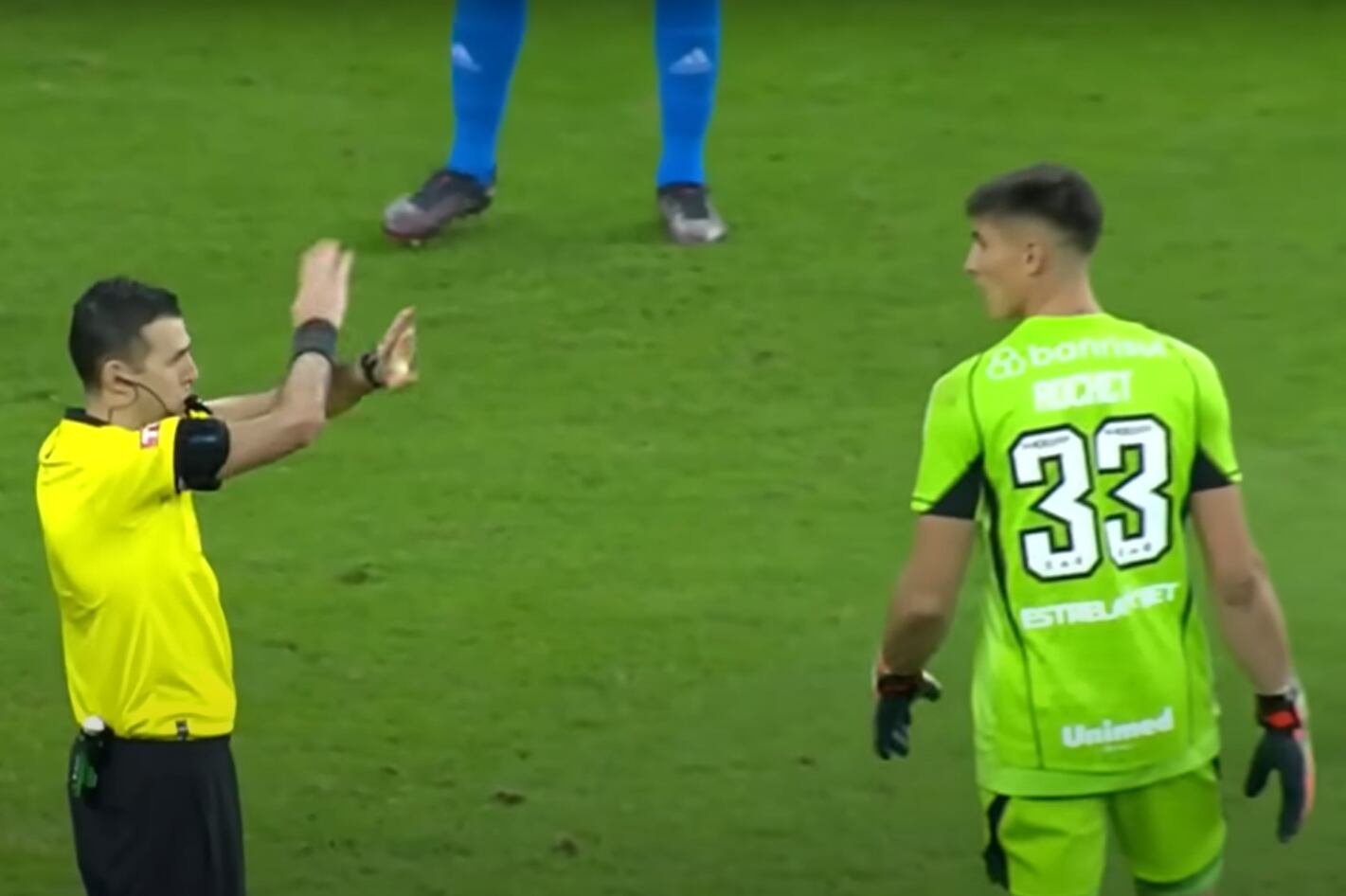 El momento de la decisión arbitral que anuló el penal de Solari en River vs Inter de Porto Alegre por la Copa Libertadores. (Foto: captura de TV)