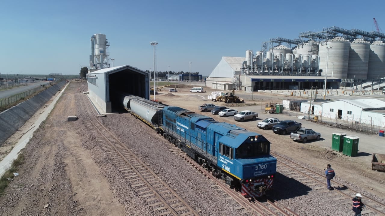 El tren que ingresó por primera vez al puerto de Timbúes