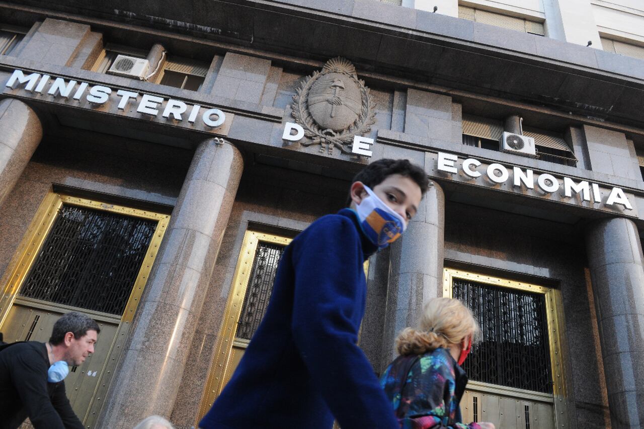 Economí anunció su "agenda de normalización del financiamiento del sector público"