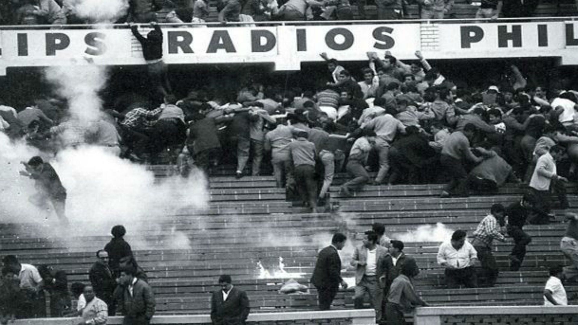 La policía tiró gases y los hinchas murieron aplastados contra las puertas.
