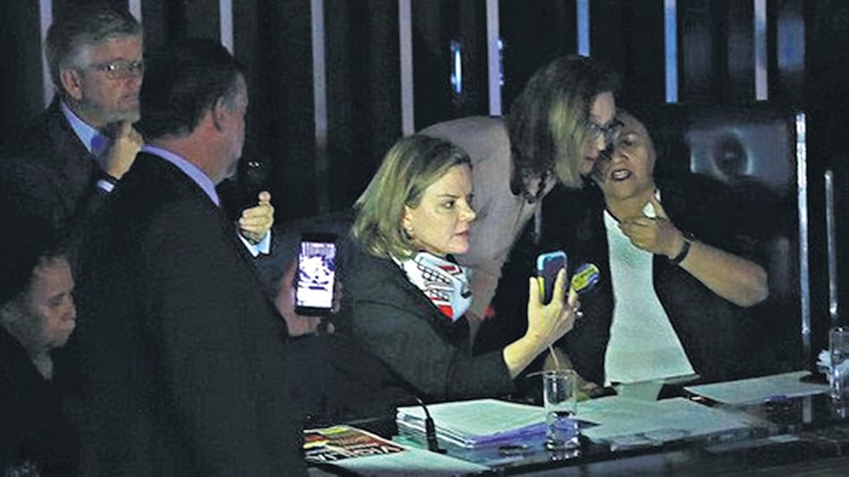 Las senadoras Hoffman, Bezerra y Grazziotin se instalaron durante horas en los sillones principales del Congreso.