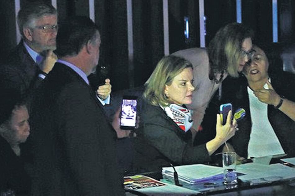 Las senadoras Hoffman, Bezerra y Grazziotin se instalaron durante horas en los sillones principales del Congreso.