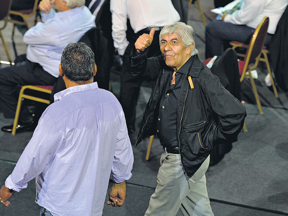 Tapia, de espaldas, junto a Hugo Moyano durante una asamblea.