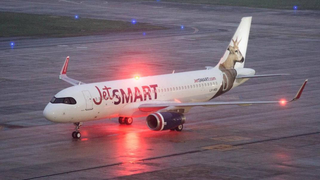 Tripulantes y pilotos de JetSMART realizarán un paro total este viernes 1° de agosto por reclamos salariales y desigualdad laboral.