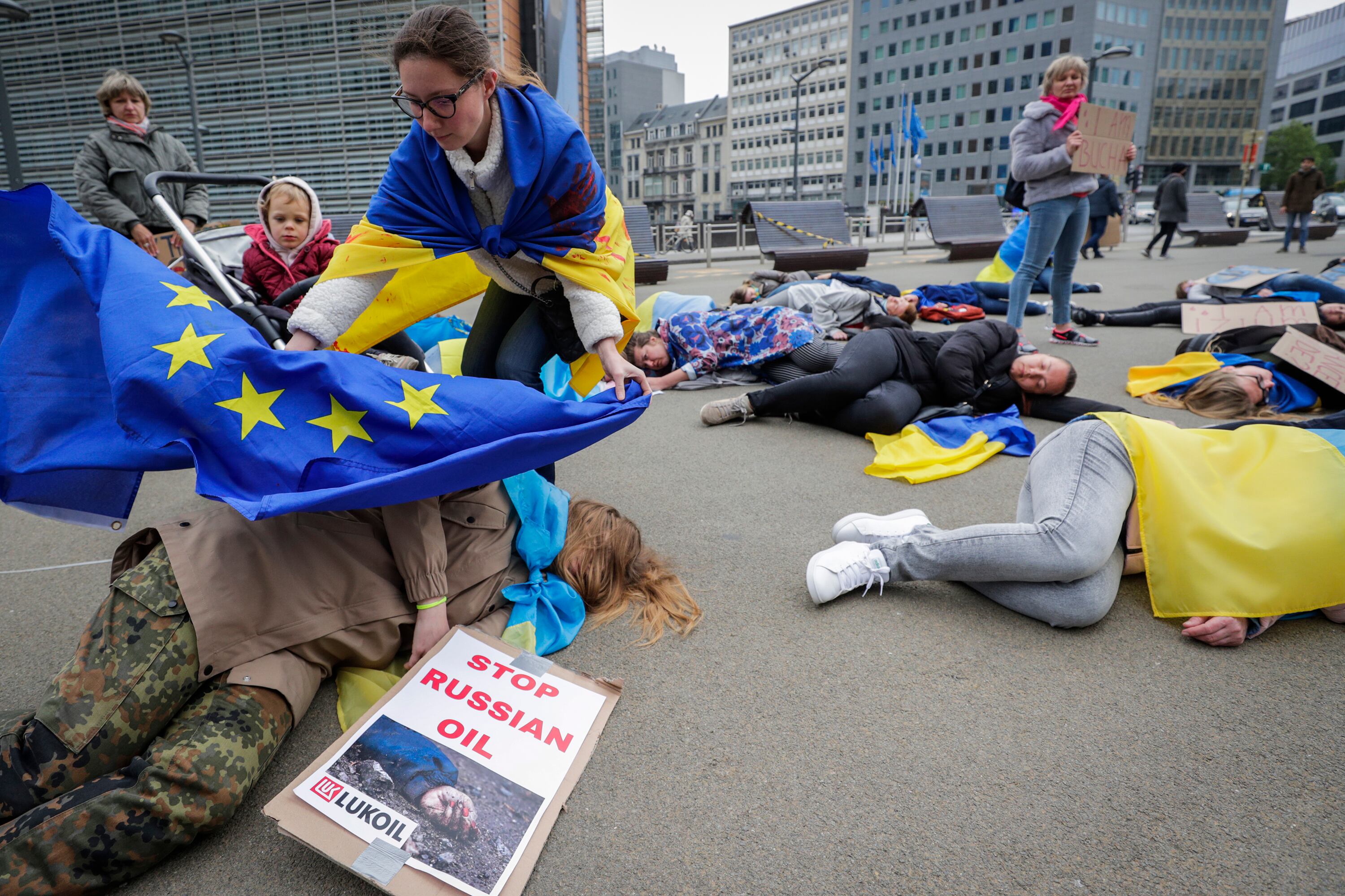 Una manifestación en Bruselas pidiendo el bloqueo de las importaciones de energía rusa.