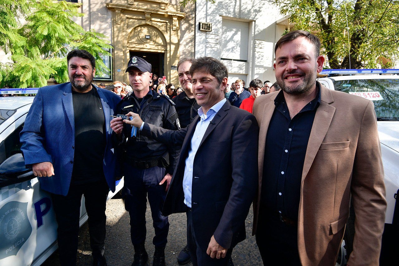 Kicillof en Rojas junto al intendente Román Bouvier.