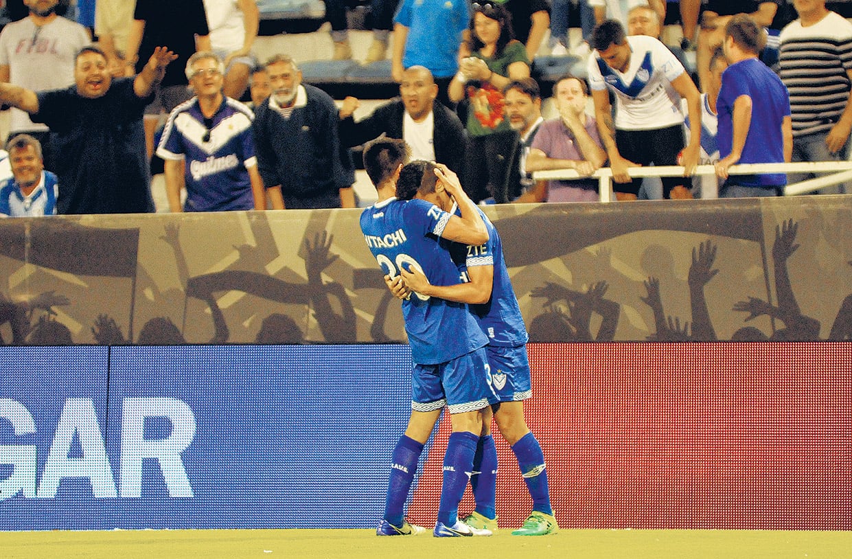 Toda la emoción en el festejo de Robertone, que le dio el triunfo a Vélez con su primer gol oficial.
