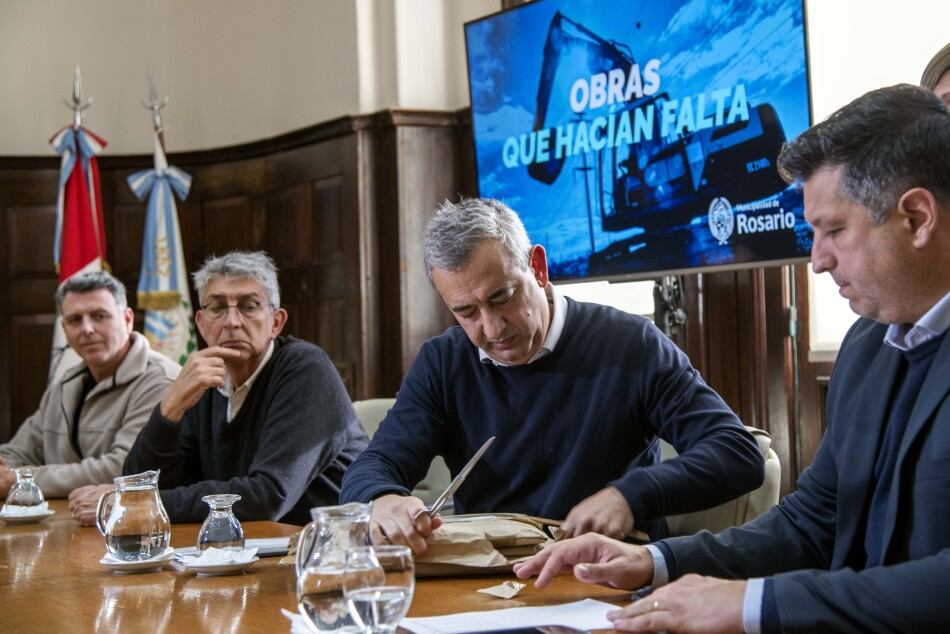 El intendente Pablo Javkin en la apertura de sobres.