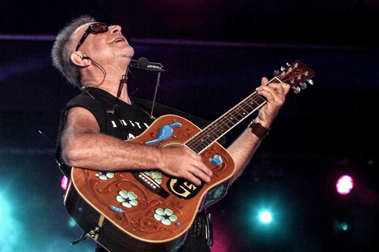 León en el escenario, León y su guitarra fileteada: León feliz, dándole voz a miles y miles.