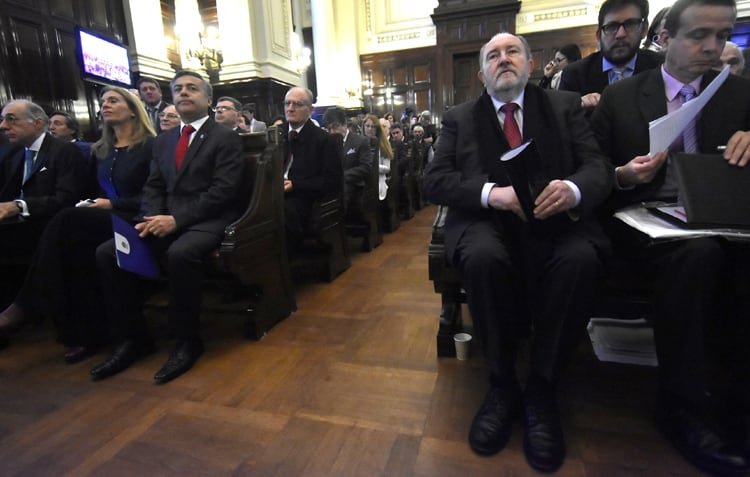 Los gobernadores Alfredo Cornejo y Carlos Verna en la audiencia.