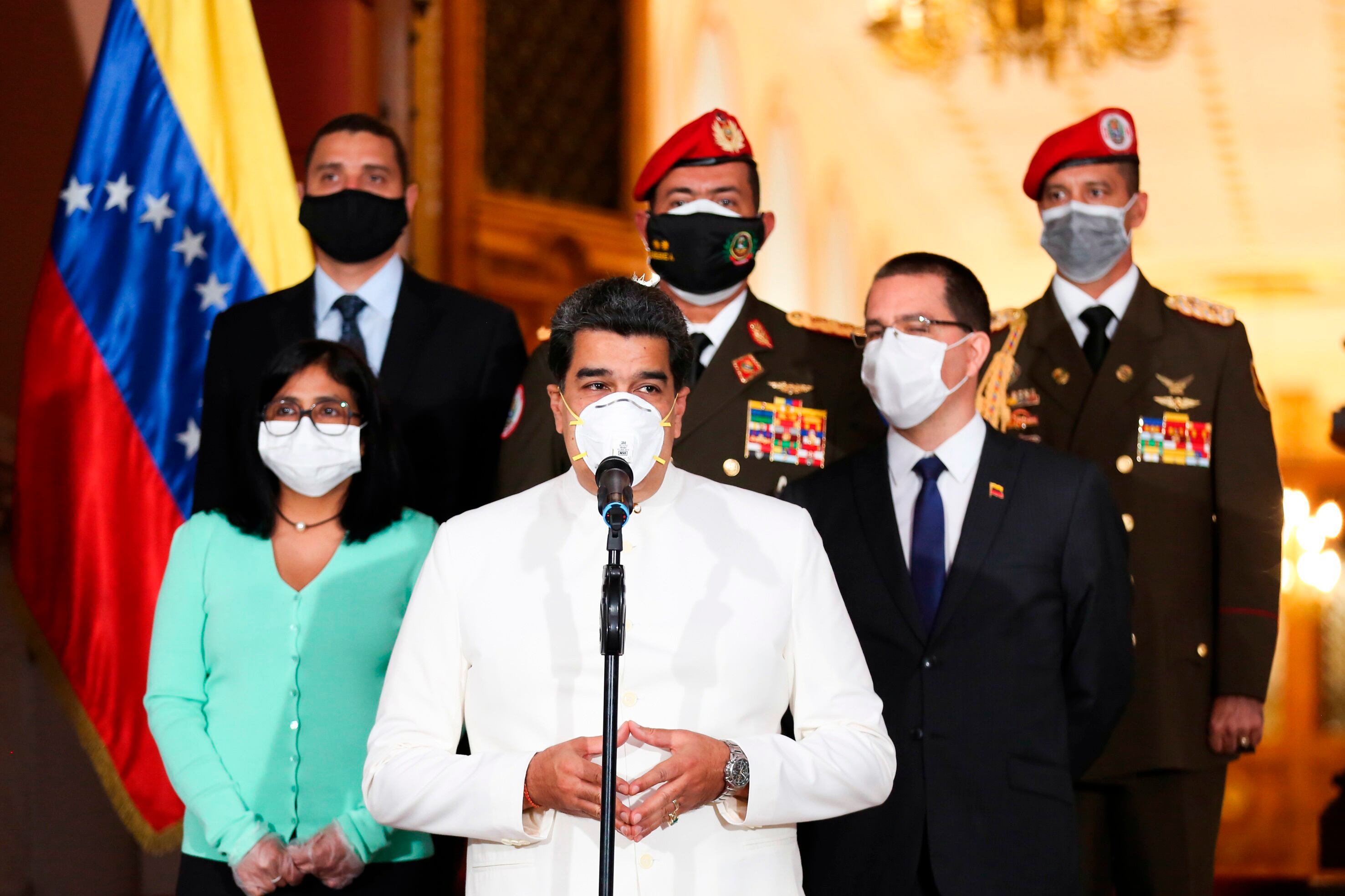 Maduro, con barbijo, hace un anuncio en el Palacio de Miraflores.