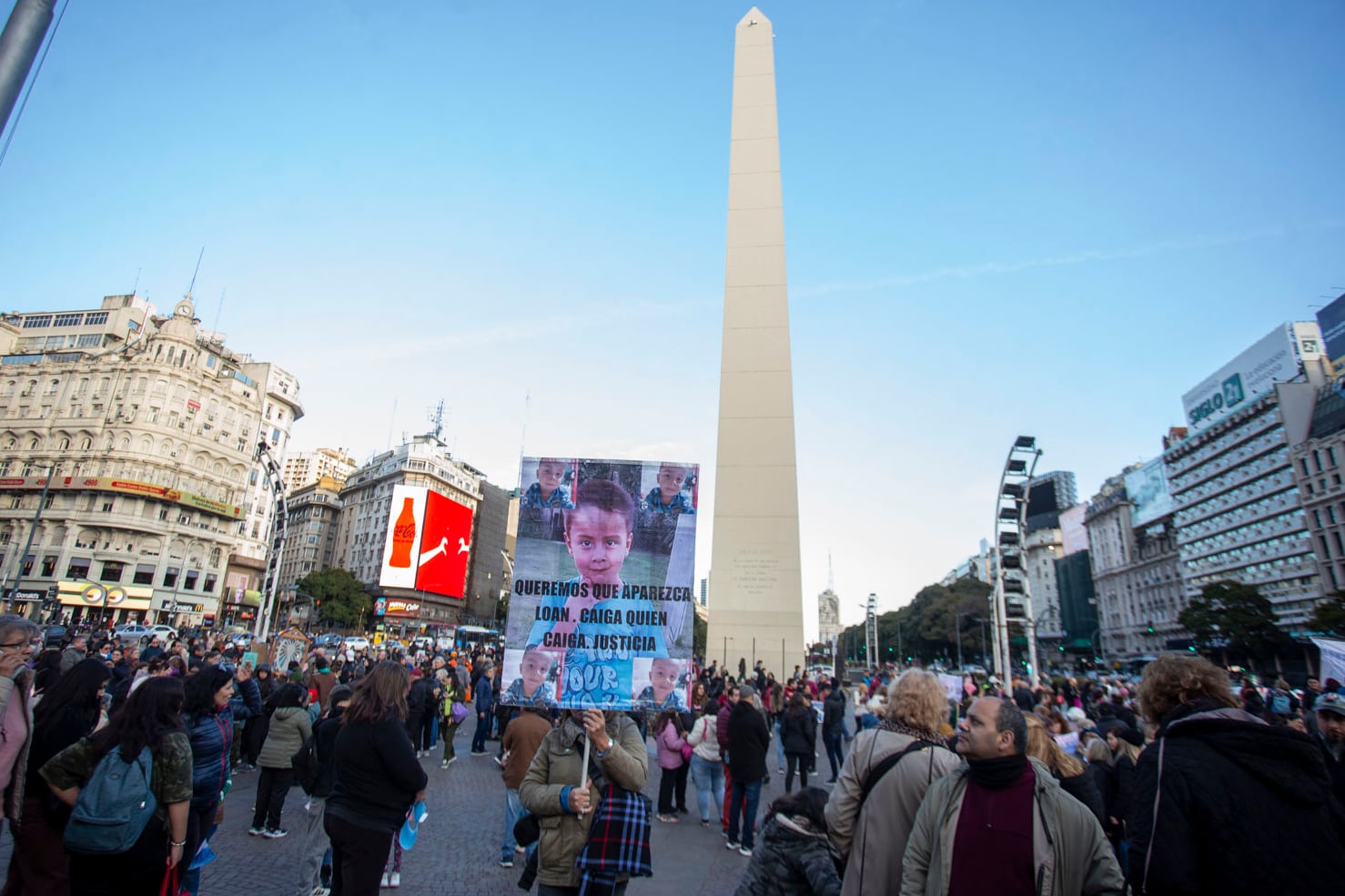 Reclamo por la aparición de Loan Peña en el Obelisco.