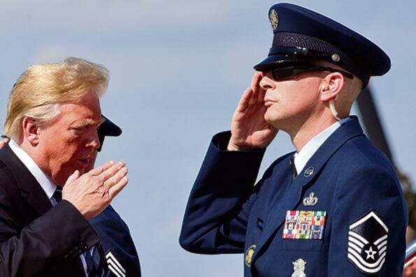 Trump pidió a The New York Times que dé el nombre del autor de la columna; el periódico lo rechaza de plano.