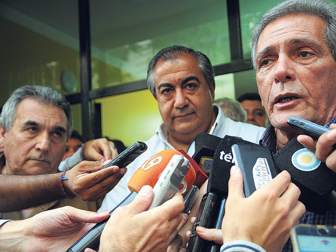 “Todo lo firmado por el Gobierno y los empresarios con el sindicalismo fue verborragia total”, dijo Acuña, junto a Daer y Schmid.