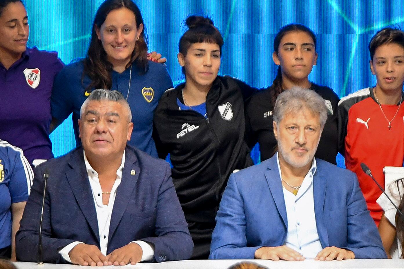 Claudio Tapia, de AFA, y Sergio Marchi, de FAA. durante el anuncio.