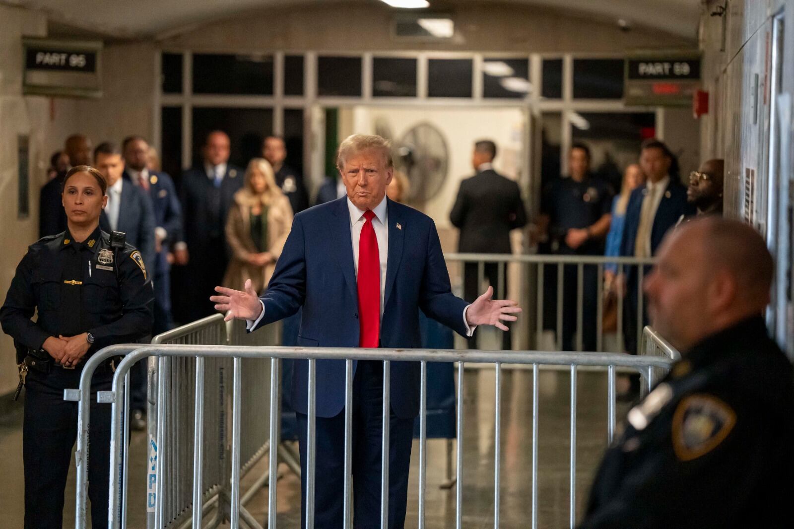 Trumpgesticula en la entrada al juzgado deNueva York.