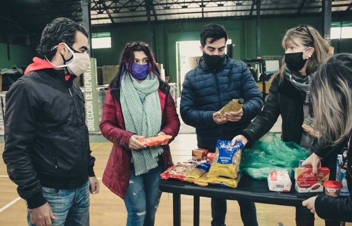  En la provincia de Buenos Aires, las escuelas de la localidad de Ensenada compraron 26 mil kilos de alimentos elaborados por la economía popular.