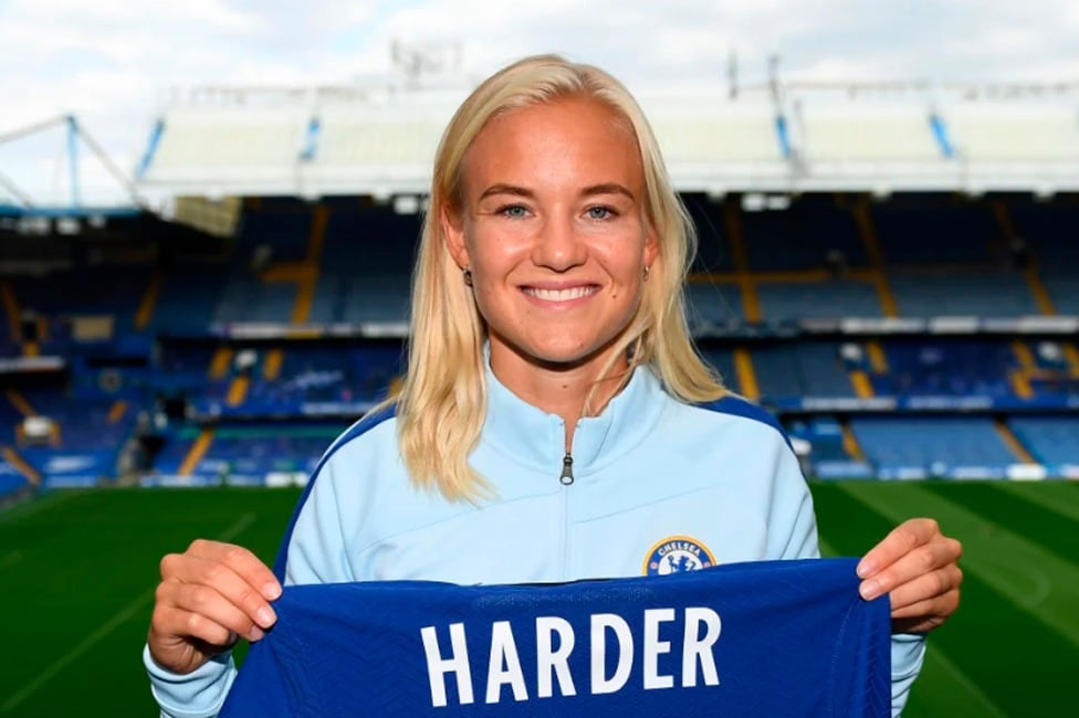 La danesa Harder muestra su nueva camiseta para esta temporada.