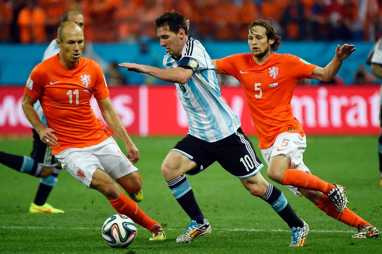 Messi, entre Robben y Blind, en el cruce de las semifinales de 2014